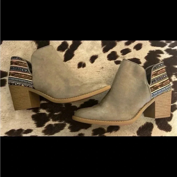 Qupid Western Aztec Print Booties Size 10 - Picture 1 of 3